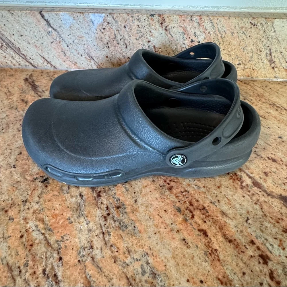 CROCS Women’s Size 6 Black Clogs - Picture 3 of 5